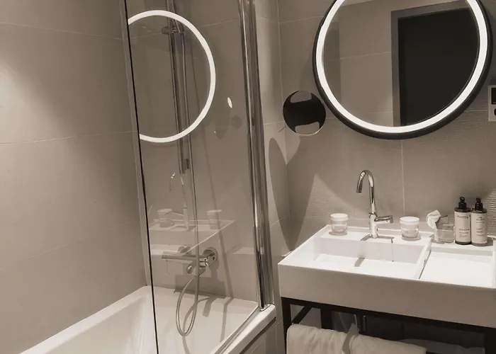 Отель Mercure 17 Batignolles Париж